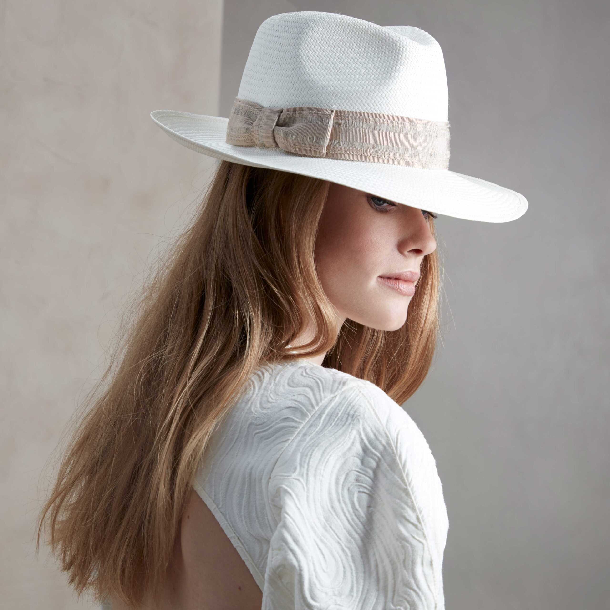 Шляпа современные нарезки. Шляпы в современной моде. Модные шляпы 2023. Модные летние шляпки 2023. Модные шляпы 2023 женские летние.